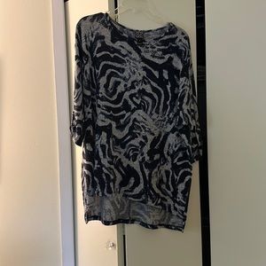 Gray/navy print top